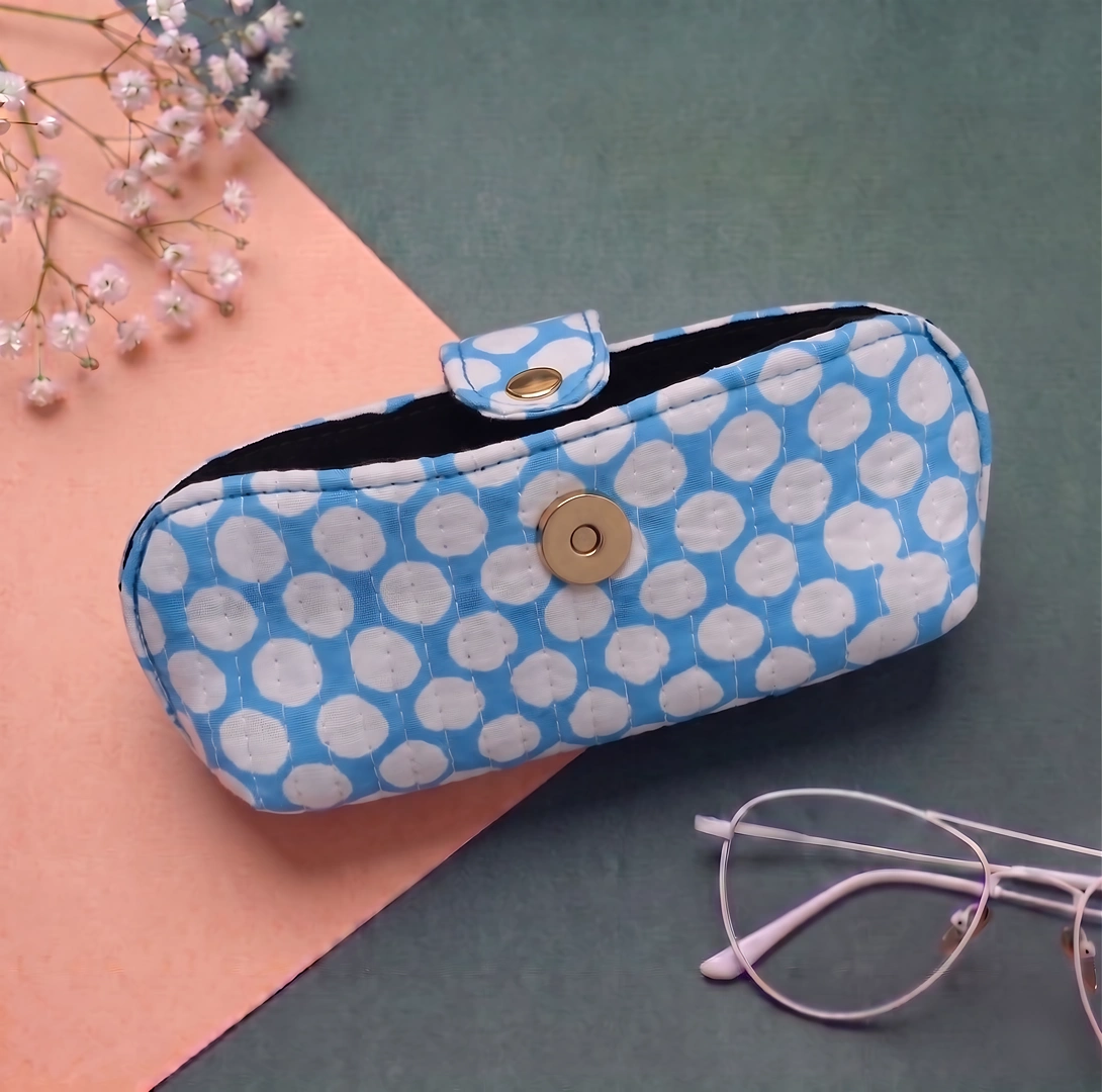 SP6-b Blue Skies Polka Dot Quilted Glasses Pouch