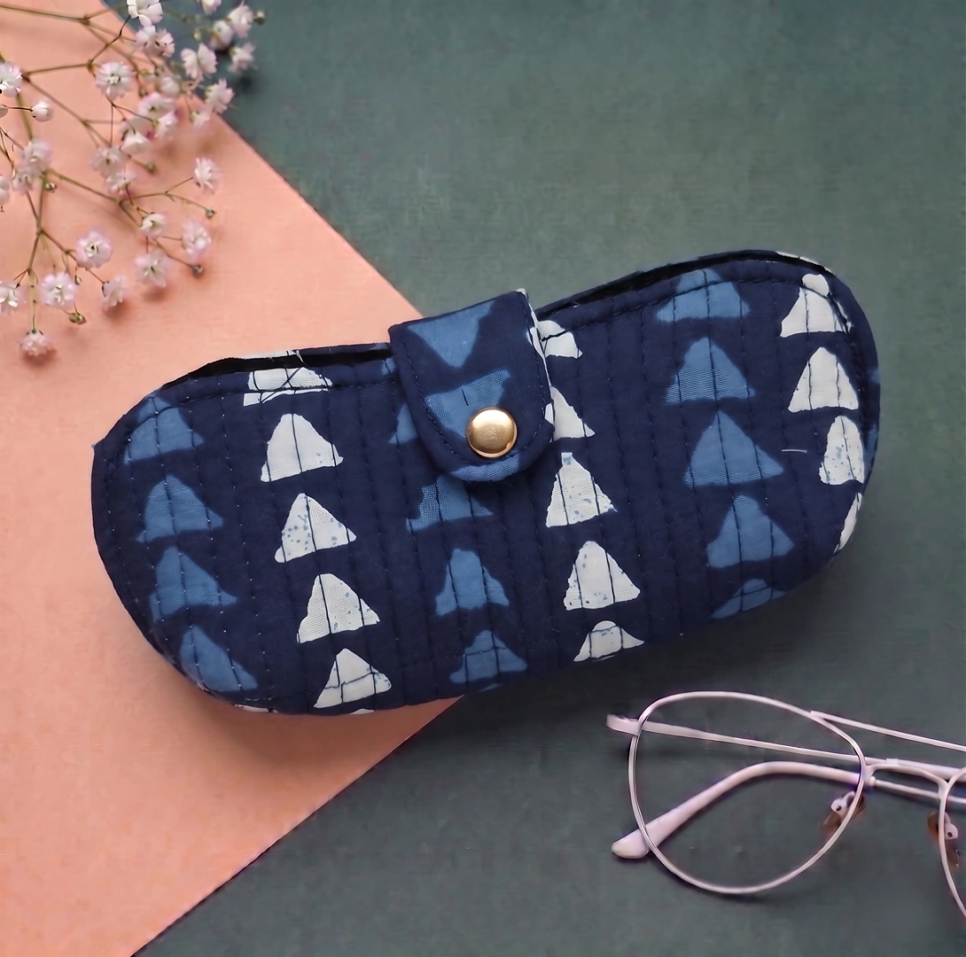 SP9-a Deep Sea Triangle Ikat Quilted Glasses Pouch