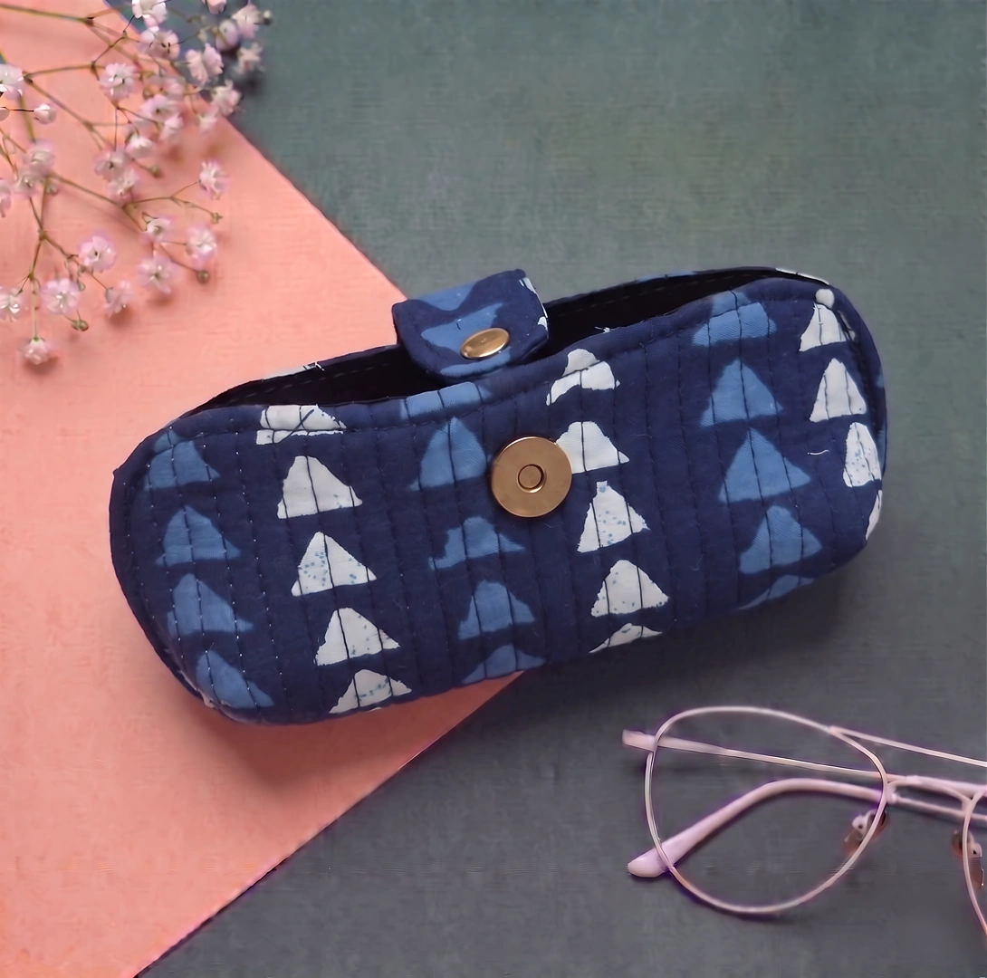 SP9-b Deep Sea Triangle Ikat Quilted Glasses Pouch